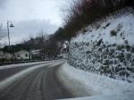 Strada con neve e ghiaccio a San Quirico