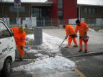 Operai ASM al lavoro per la pulizia del vialetto di ingresso alla scuola di Tobbiana