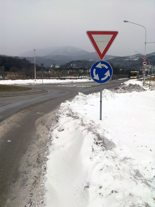 Grandi cumuli di neve a lato delle strade