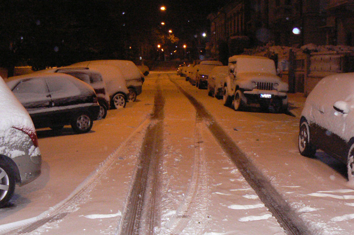 Auto parcheggiate ricoperte di neve