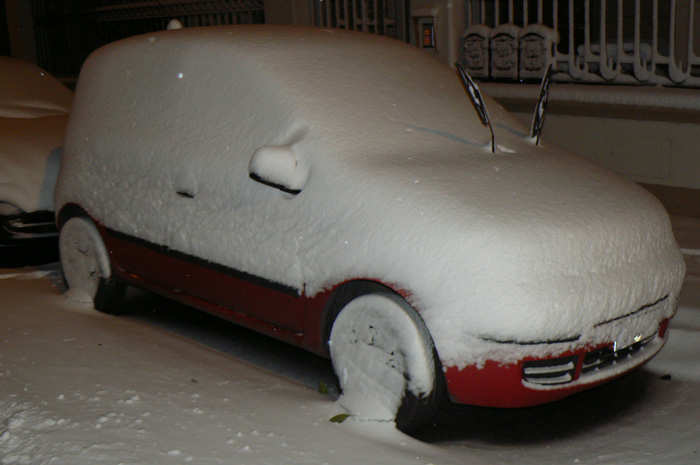 Auto ricoperta di neve