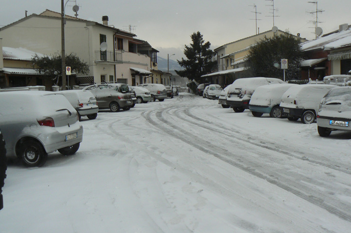 Strada sotto la neve
