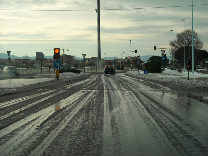 Neve su viale F.lli Cervi alla rotonda di Coiano