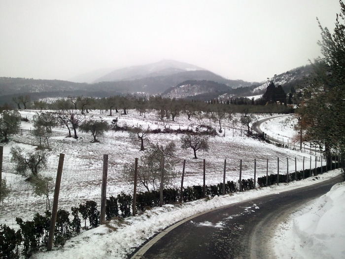 Strade e campi innevati a Cerreto