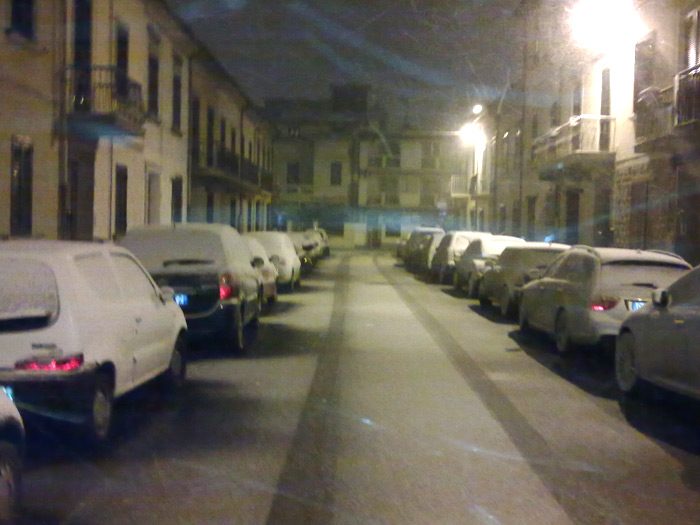 Macchine con la prima spolverata di neve, foto scattata durante la forte nevicata