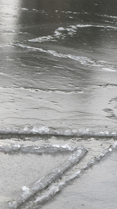 Lastre di ghiaccio rotte sul fiume Bisenzio