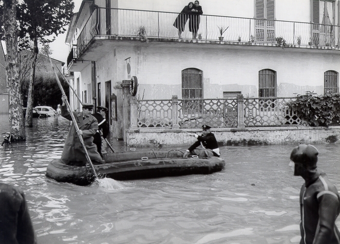 Un gommone di soccorso sospinto da personale delle forze dell'ordine