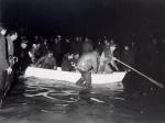 Una famiglia di evacuati soprau na barca durante la notte