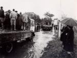 Persone alluvionate che guardano un camion avanzare verso la frazione di Castelnuovo