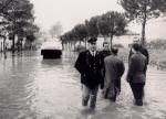La Via Roma completamente sommersa dall'alluvione ed un mezzo anfibio che avanza