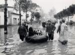 Donne trasportte da un gommone sospinto da personale dell'Esercito Italiano giunto in soccorso