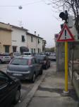 La palina semaforica di "divieto di transito in caso di semaforo rosso" posta all'inizio di Via Etrusca per chi proviene dalla Via Firenze