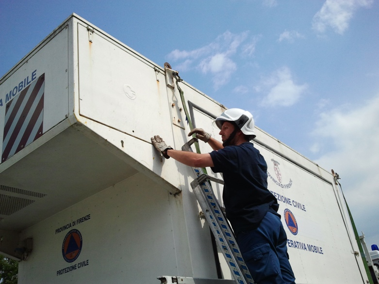 Personale della Provincia di Firenze mentre allestisce uno shelter adibito a segreteria di coordinamento