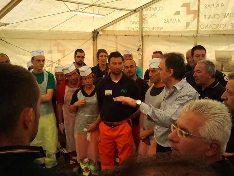 Il Presidente Rossi durante i ringraziamenti nel locale mensa allestito presso il campo