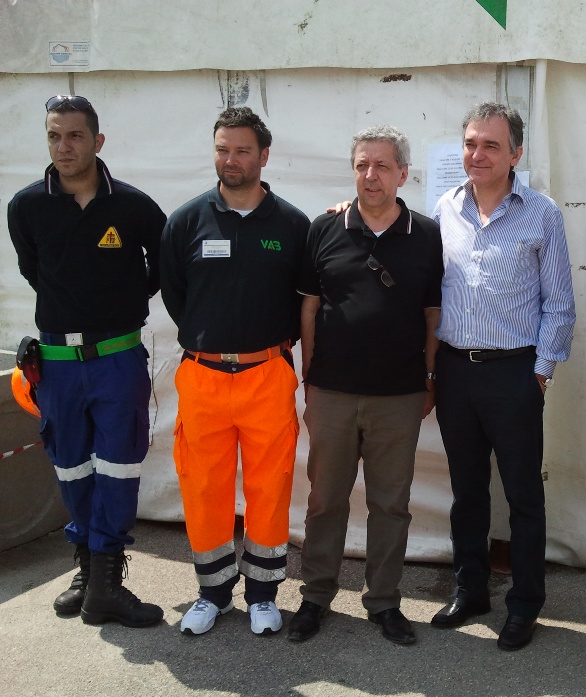 Una immagine di 2 Volontari, il Sidaco di Concordia, Carlo Marchini ed il Presidente della Toscana Enrico Rossi