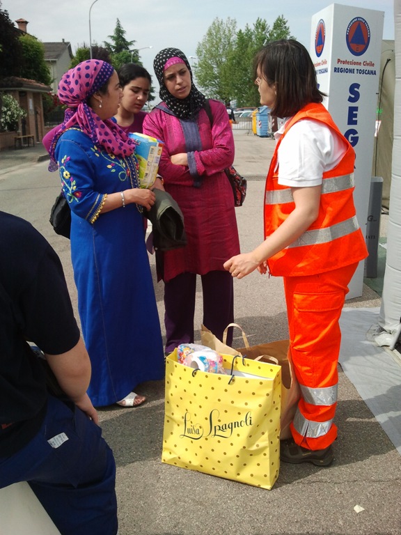 La responsabile dell'assistenza alla popolazione, Sara, mentre accoglie alcuni ospiti terremotati al campo