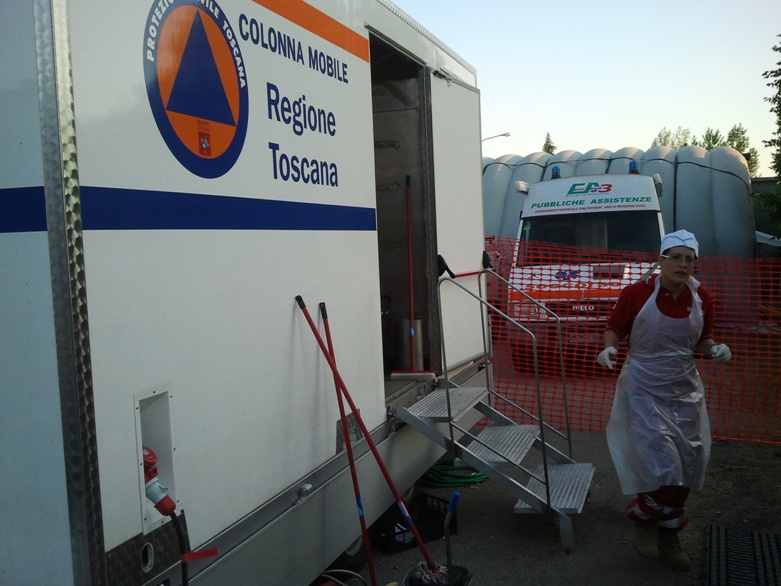 Una delle cucine allestite all'interno del campo