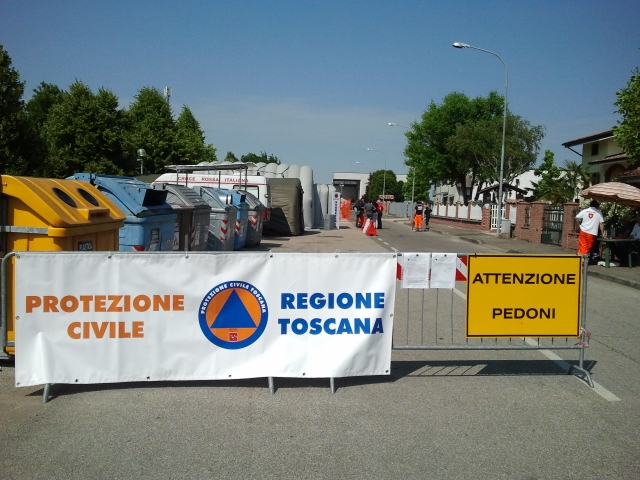L'accesso del Campo di accioglienza della Regione Toscana allestito a San Possidonio (MO)