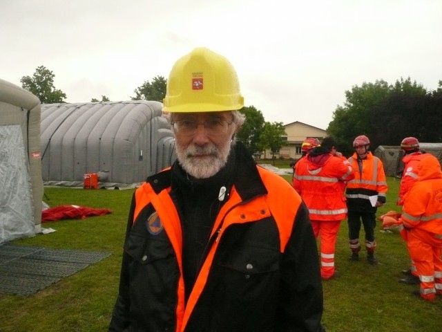 L'ing. Alessandro Guarducci della Regione Toscana durante le fasi di allestimento del campo di accoglienza a San Possidonio