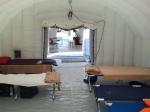 L'interno di una tenda destinata a rivcovero per la popolazione terremotata