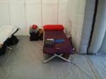 Immagine di una branda allestita all'interno di una tenda del Campo di accoglienza per la popolazione terremotata