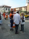 Volontari della Misericordia di Prato forniscono indicazioni ai cittadini circa il rischio sismico