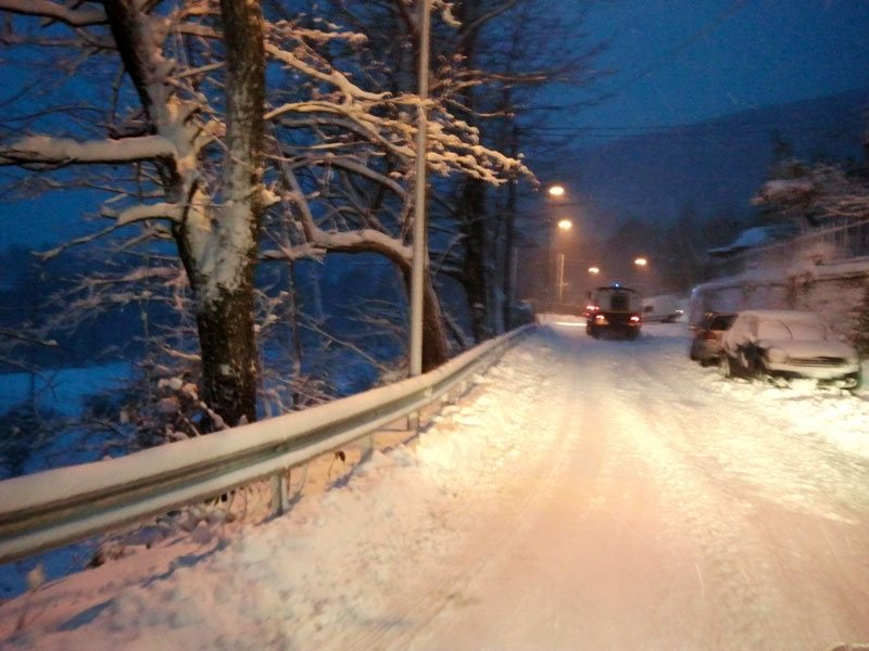 Via di Cantagallo con operatori a lavoro per sgomberarla dalla neve sopra Figline