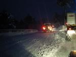 Operatori delle associazioni a lavoro per sgombrare le strade dalla neve