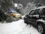 Auto VAB che estrae con il verricello auto bloccata nella neve
