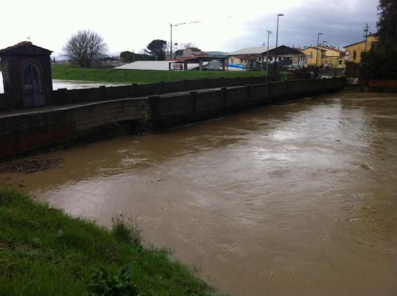 Il fiume Ombrone ha raggiunto il Ponte al Mulino.