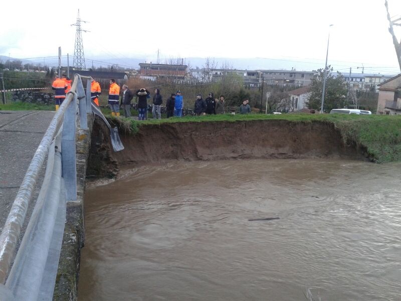 Frana lungo l'argine vicino al ponte Melani