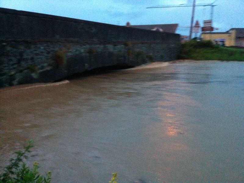 L'acqua che si infrange sul ponte