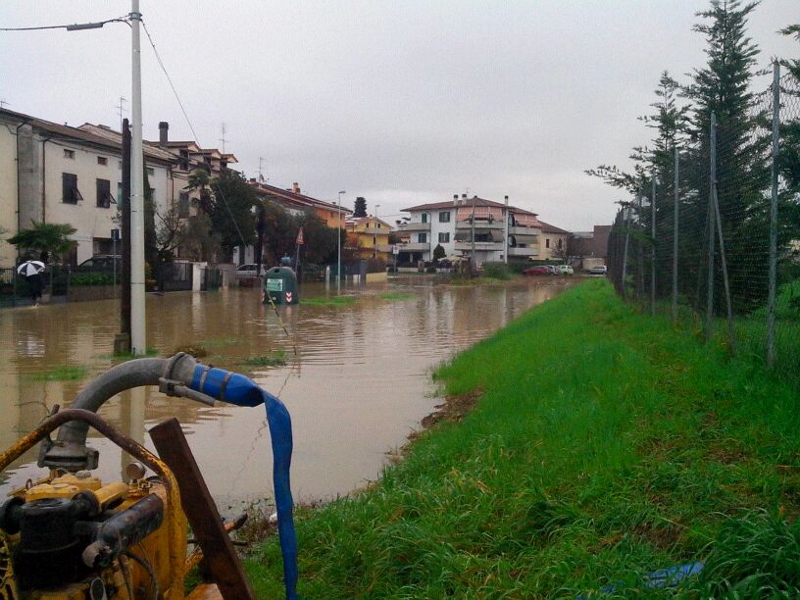 Via del Fossato allagata
