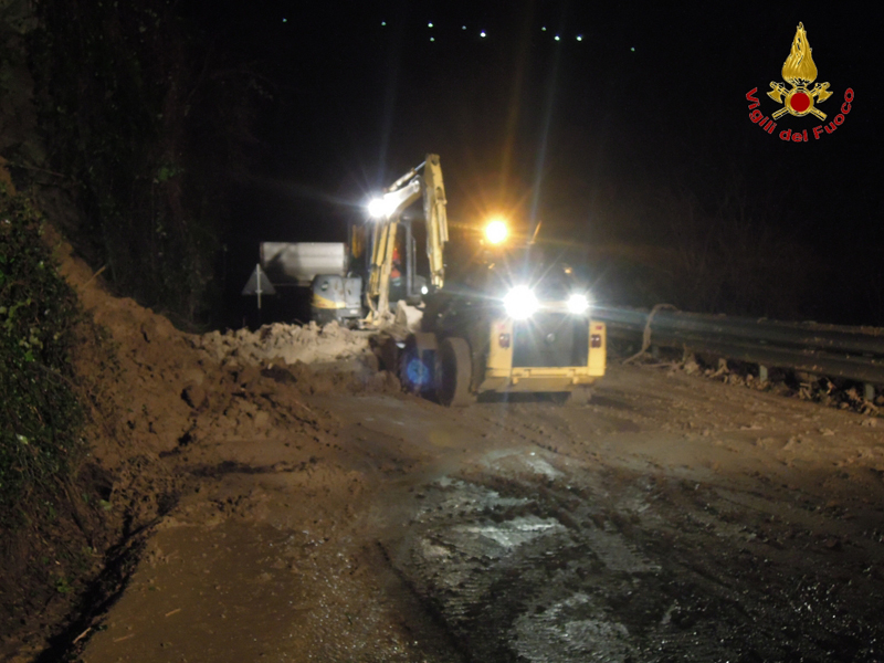 Mezzi al lavoro per la ripulitura della frana sulla strada regionale 325