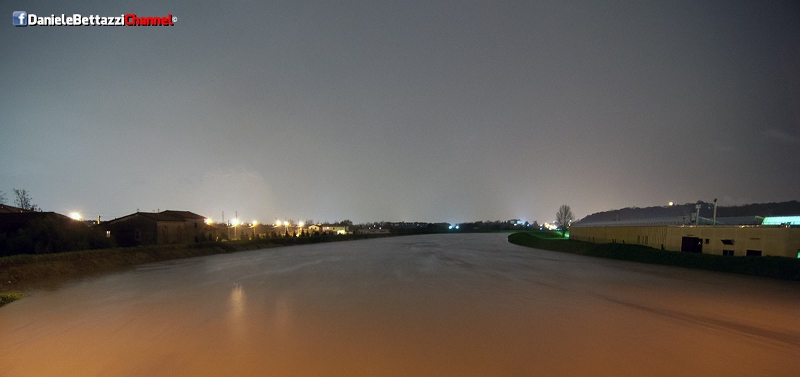 Torrente Ombrone molto alto visto da Ponte Attigliano verso Seano