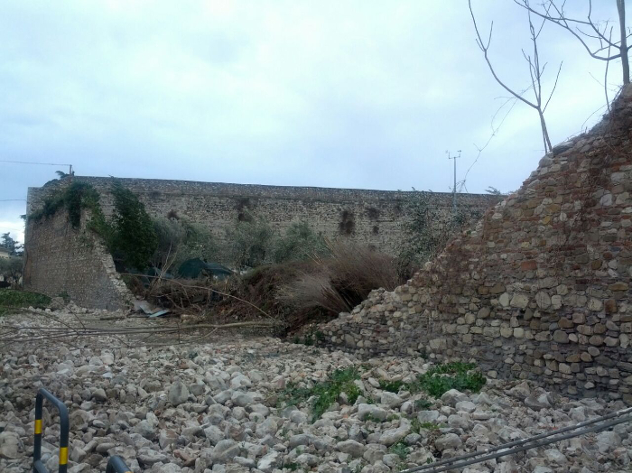 Detriti delle mura storiche della citt� in Via della Misericordia