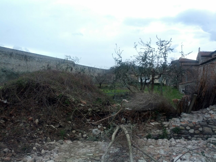 Detriti e crollo delle mura storiche in Via della Misericordia