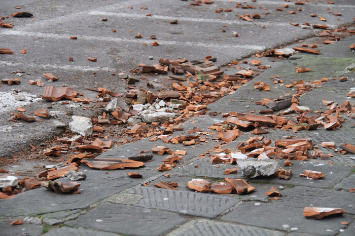 Detriti in strada a seguito dei crolli