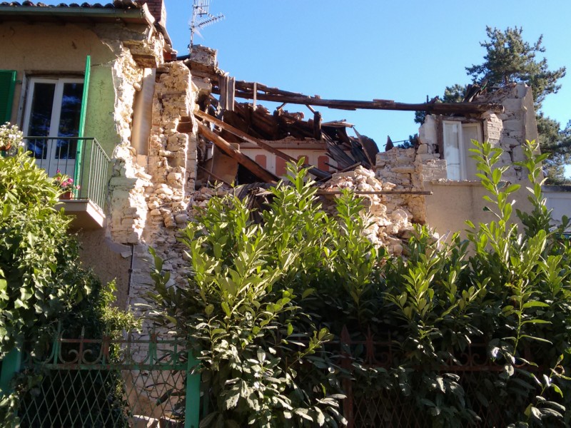 Amatrice: danni al tetto dell'abitazione
