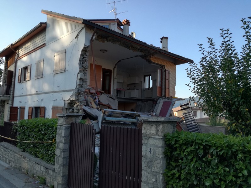 Amatrice: facciata di un'abitazione completamente distrutta
