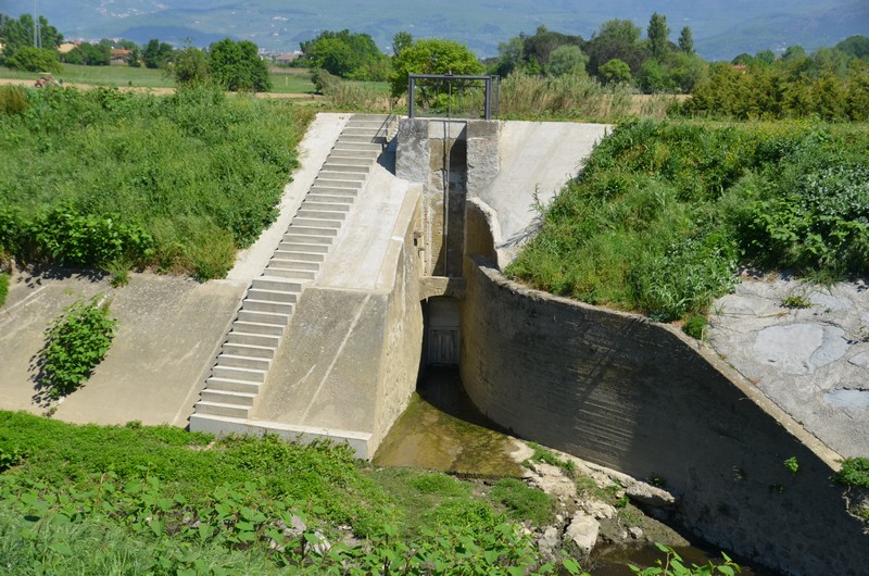 15 - Ombrone - Prato - portella per scolmare i campi a monte