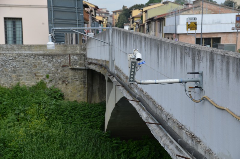 29 - Ombrone - Poggio a Caiano - Ponte all'Asse particolare della telecamera di controllo