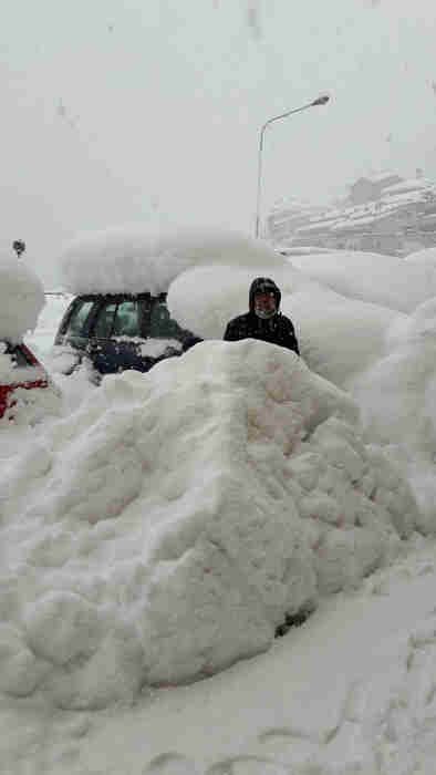 Un dipendente del Comune di Prato dietro un grandissimo cumulo di neve a Acquasanta (AP)