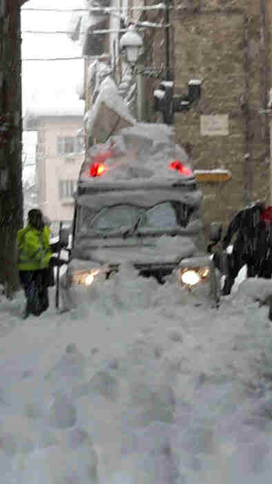 Operazioni di sgombero della neve in una strada del centro storico di Acquasanta Terme (AP)