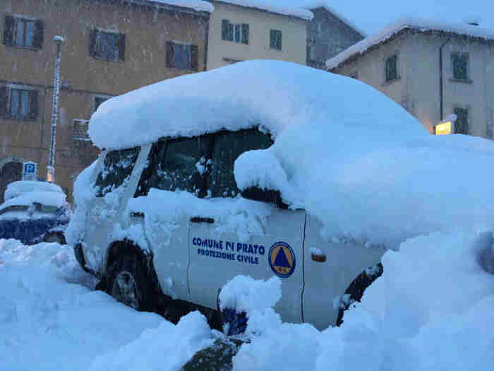 Particolare della macchina del Comune di Prato presente a Acquasanta Terme completamente sommera dalla neve