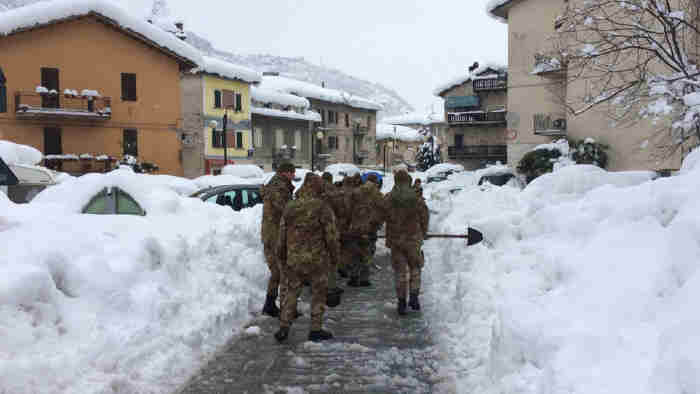 Una squadra dell'Esercito in servizio ad Acquasanta Terme dopo le nuove scosse del 18 gennaio 2017