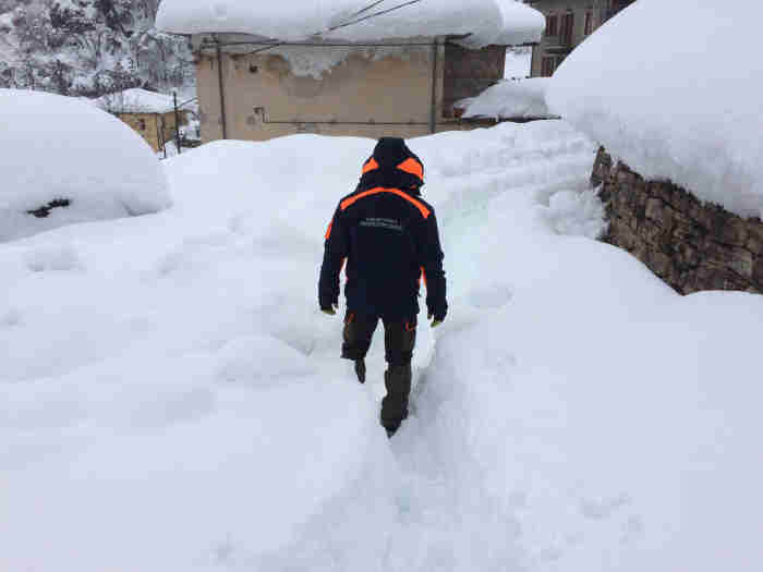Un tecnico del Comune di Prato che si muove fra la neve. Immagine del 19 gennaio 2017