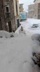 Immagine della neve che ricopre completamente una strada del centro storico di Acquasanta Terme