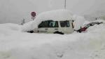 Auto del Comune di Prato completamente sommersa dalla neve a Acquasanta Terme