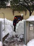 Dipendente del Comune di Prato mentre spala la neve nella frazione di Decimoquinto (Comune Acquasanta) oggi, 20/1/2017